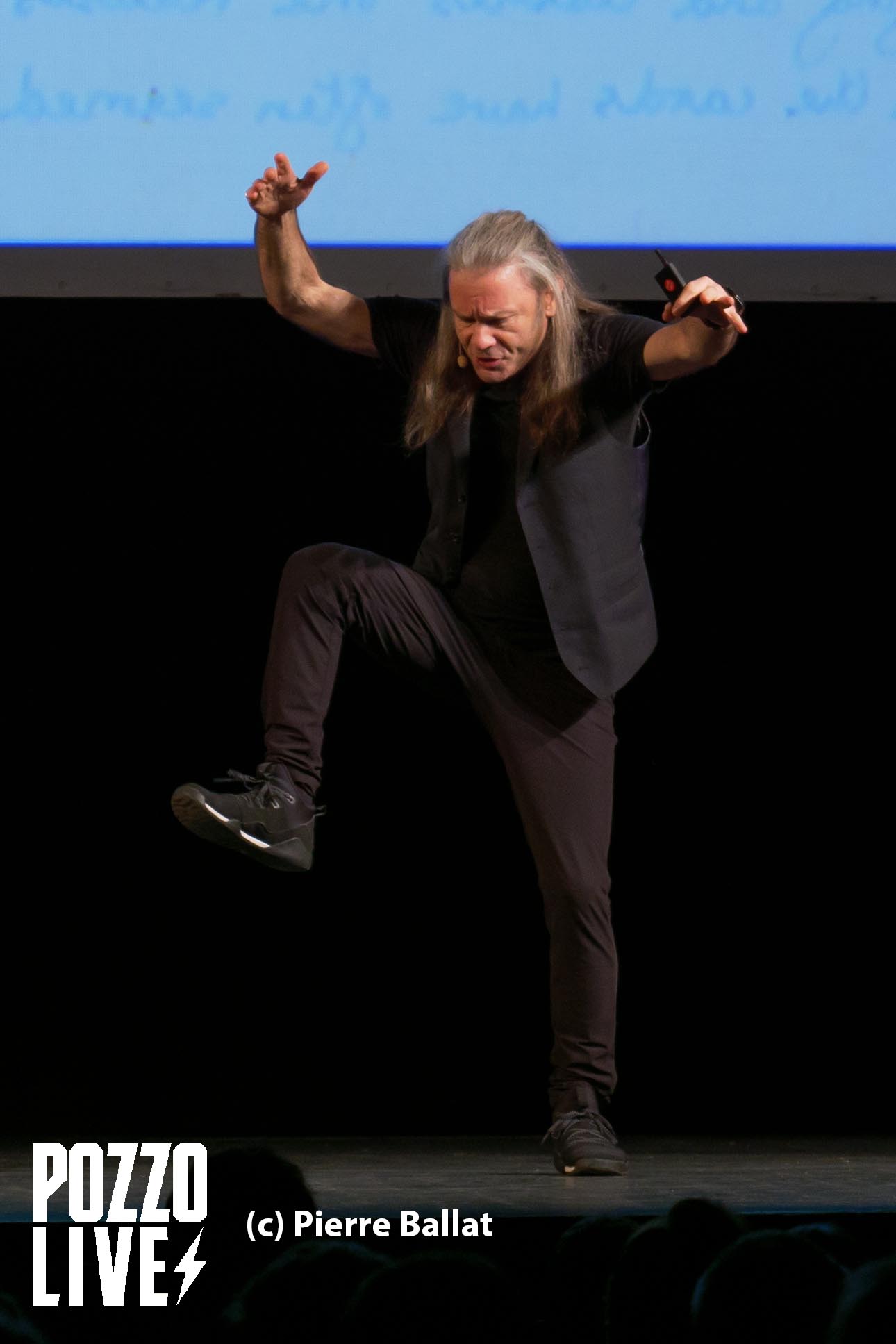 Brice Dickinson en plein séance de mime