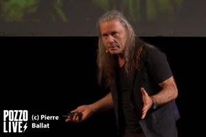 Bruce Dickinson en séance d'explications
