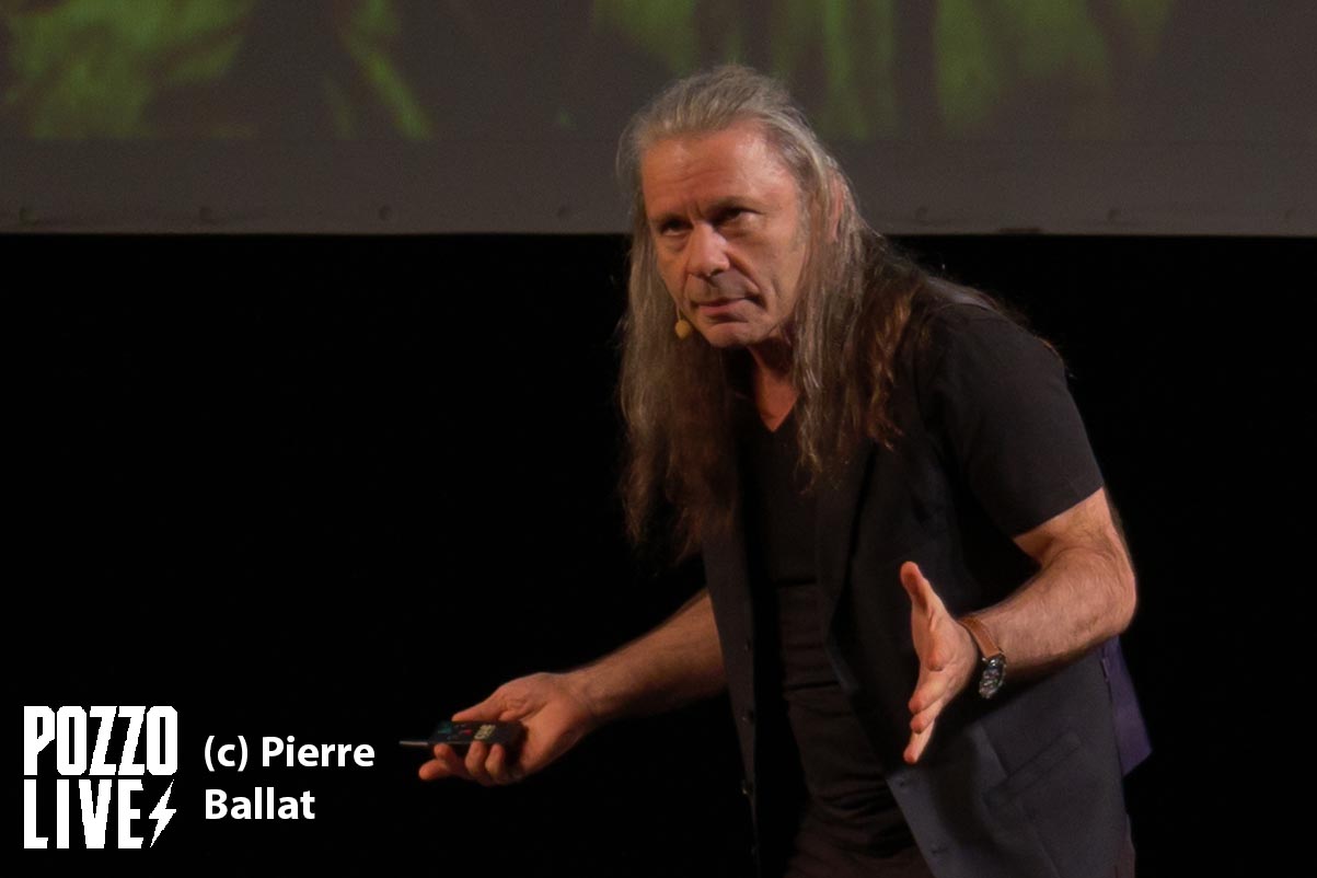 Bruce Dickinson en séance d'explications