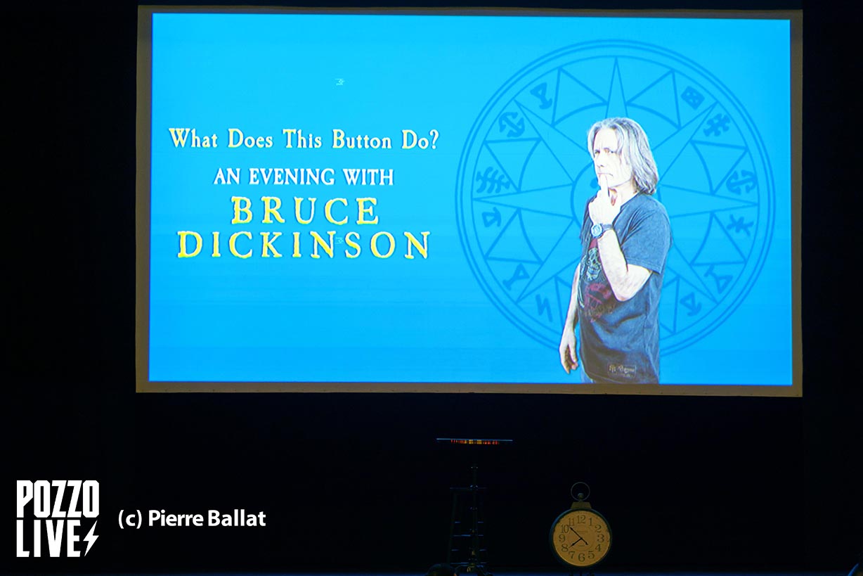 La scène de An Evening with Bruce Dickinson attend le maître