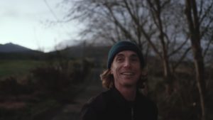 photo du clip "quand je marche" de ben mazué
