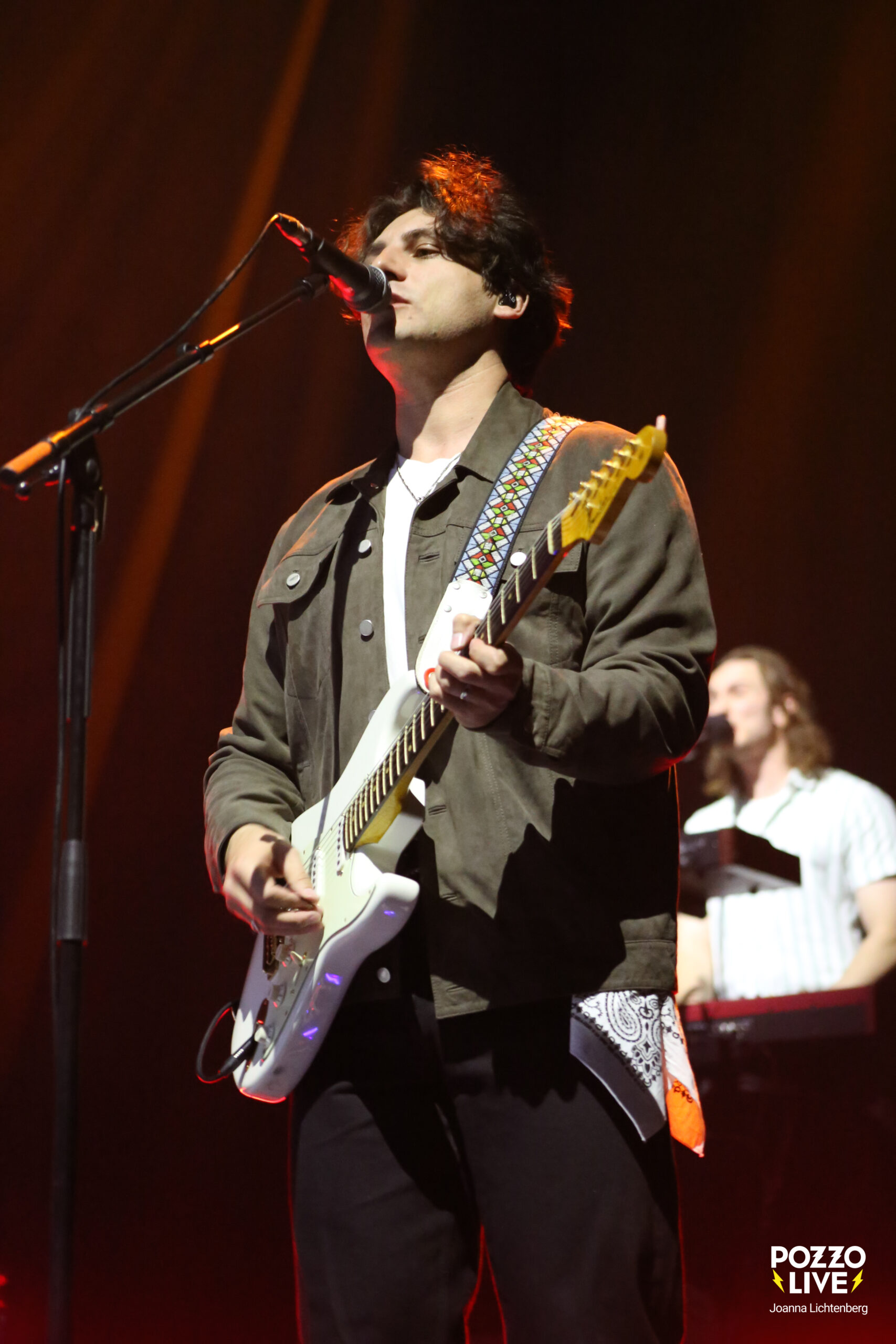 Guitariste lors du concert de James Bay à la salle Pleyel