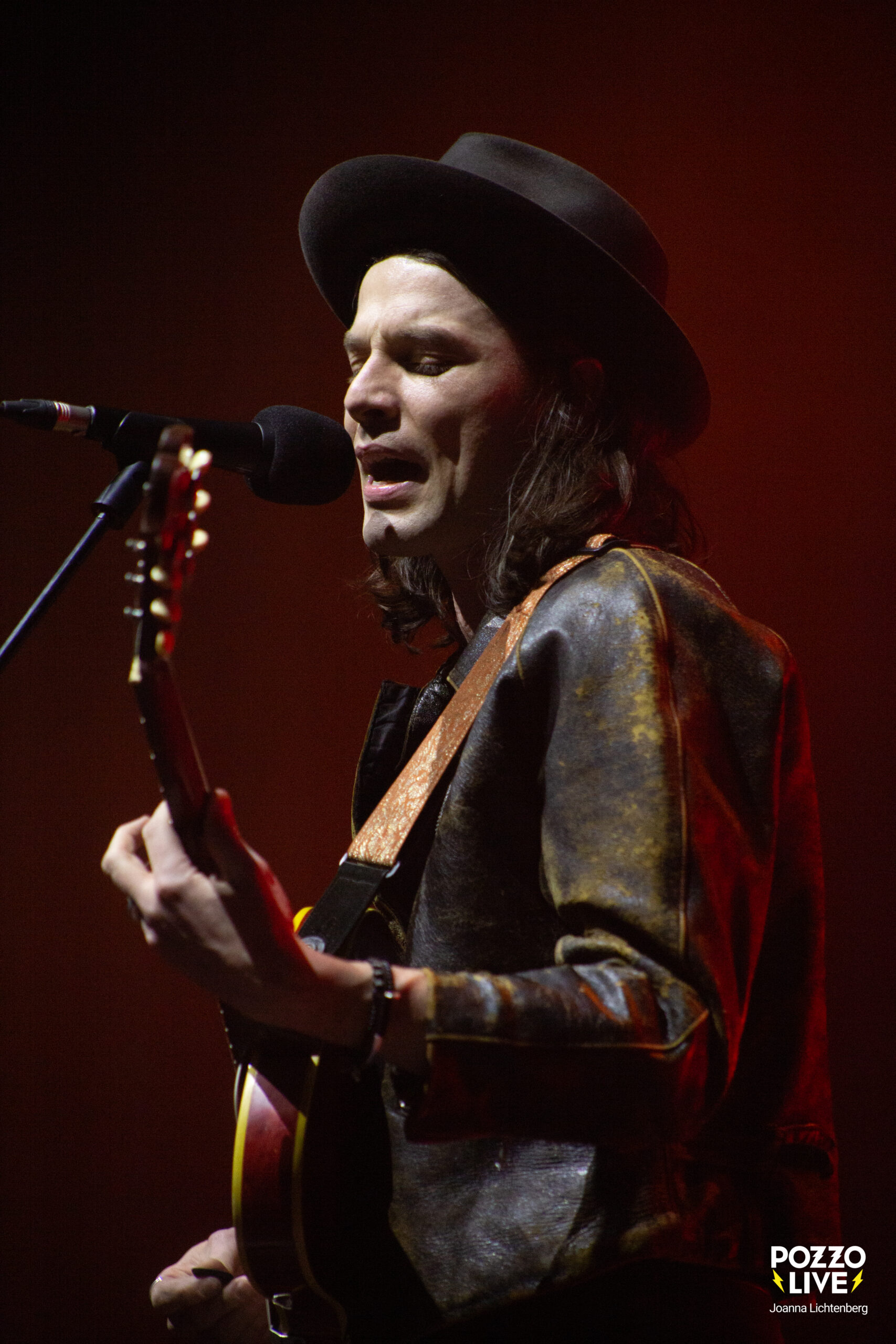 James Bay qui joue de la guitare