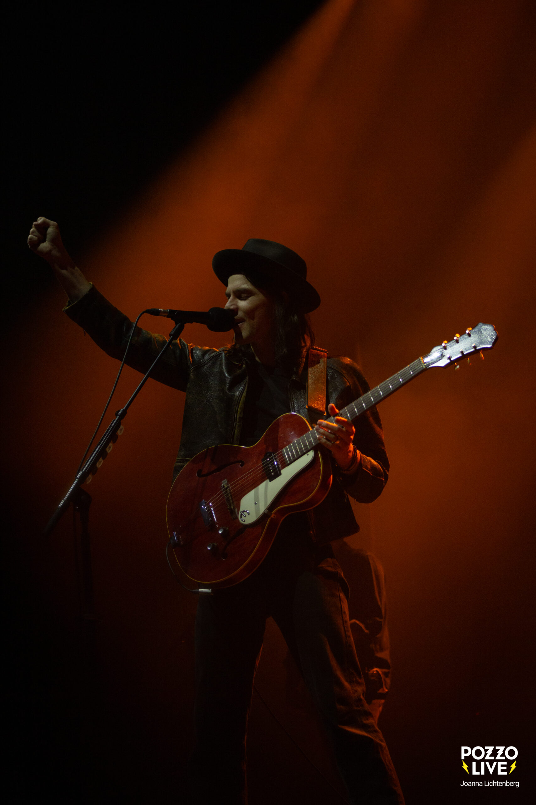 James Bay qui salue le public