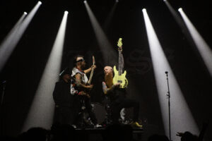 Atreyu à la machine du Moulin Rouge (3)