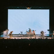 Le groupe Turnstile sur la scene du Zenith de Paris