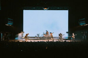 Le groupe Turnstile sur la scene du Zenith de Paris