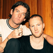 Le groupe Judah & The Lion, de gauche à droite : Judah Lee Akers (chant et guitare) et Brian Macdonald (chant et mandoline)